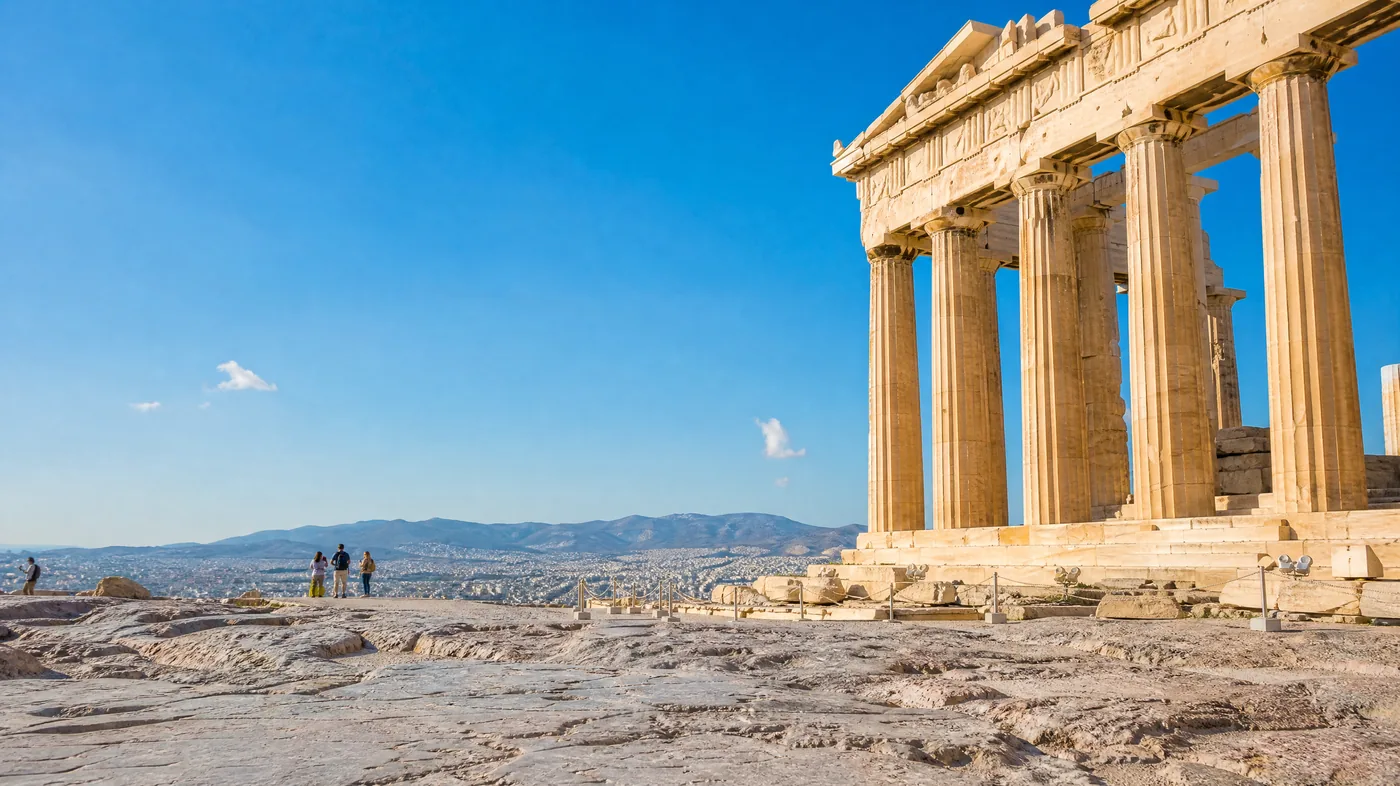 Οι κίονες του Παρθενώνα στον λαμπερό πρωινό ήλιο κάτω από βαθυγάλανο ουρανό