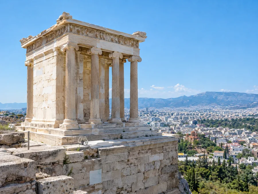 Ο μικρός ιωνικός ναός της Αθηνάς Νίκης στον προμαχώνα του, πάνω από την πόλη