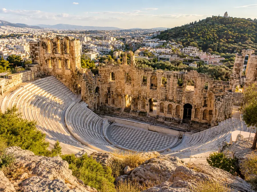 Το Ωδείο Ηρώδου Αττικού από την πλαγιά από πάνω, με τα καθίσματα και τον τοξωτό τοίχο της σκηνής