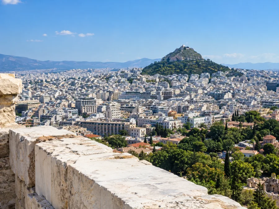 Θέα από την κορυφή της Ακρόπολης πάνω από την Αθήνα προς τον Λυκαβηττό